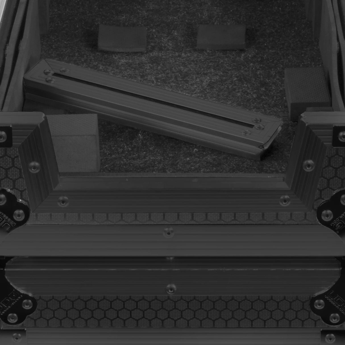 UDG Ultimate Flight Case Denon DJ SC LIVE 4 Black Plus (Ruote)