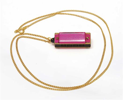 Armonica a 5 fori rosa con collana.