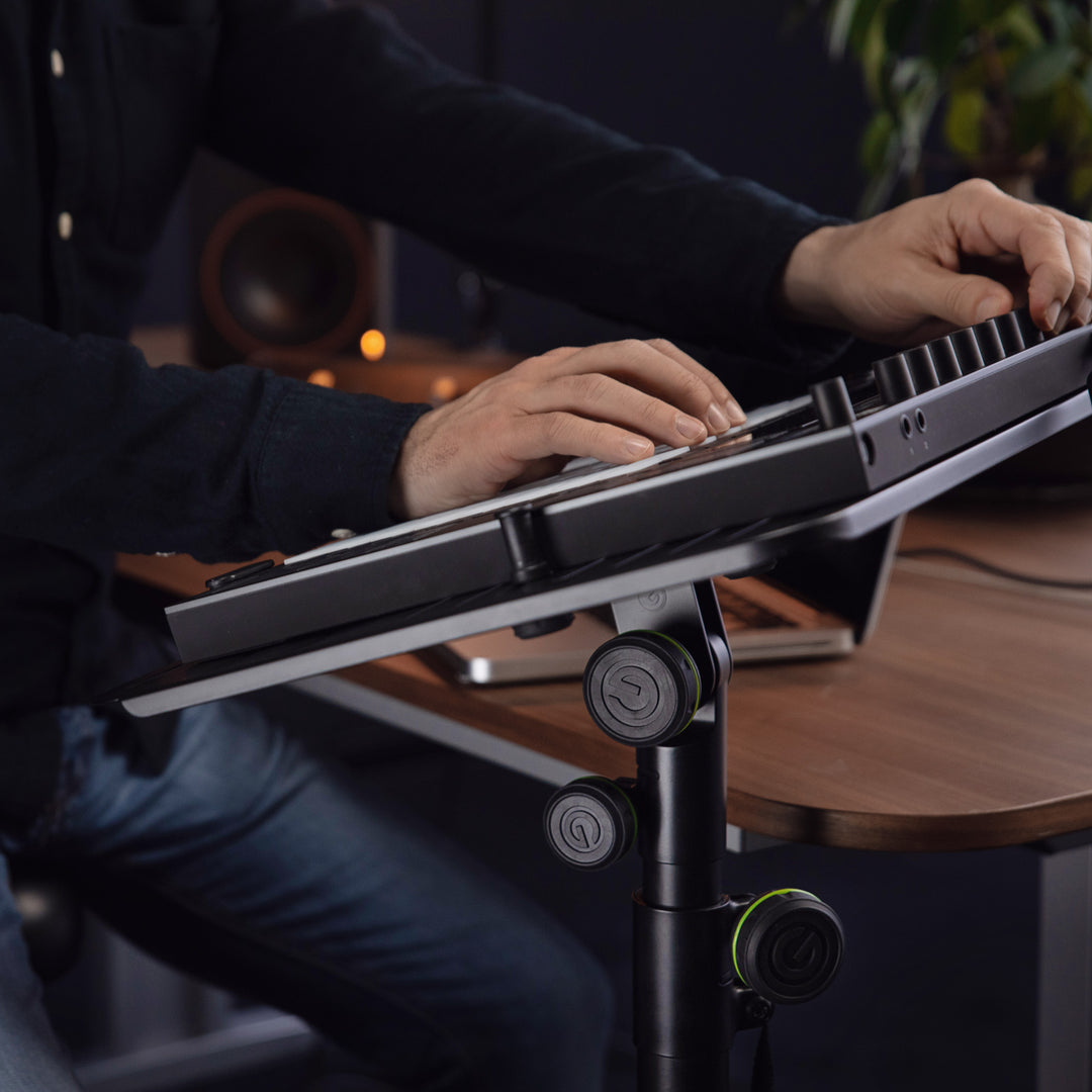 Gravity LTS TRAY 1 - Laptopbakke med justerbare fastholdelsespinde