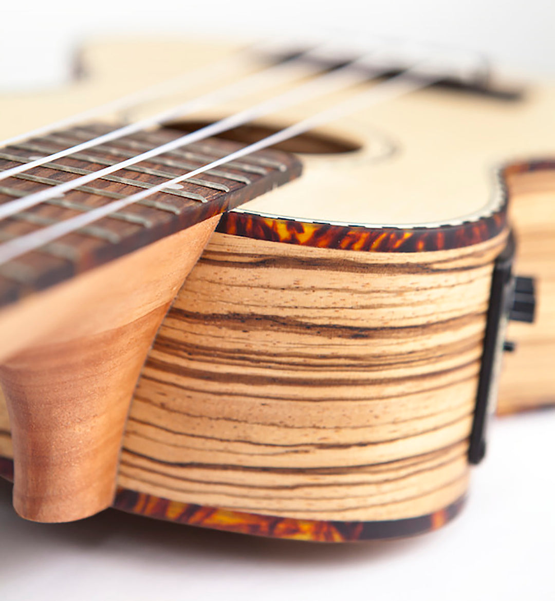 Reno RU210E Soprano Ukulele con Pickup e Accordatore (Naturale)