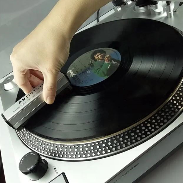 Carbon fiber and velvetbrush for vinyl records