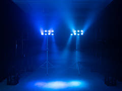 EUROLITE Set LED KLS-180 bianco + supporti per altoparlanti BS-2 EU bianchi