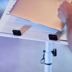 Gravity LTS T 02 W - supporto universale per laptop con perni di sostegno regolabili e base in acciaio