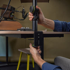 Gravity SP 3102 TM - Supporto flessibile per monitor da studio con morsetto da tavolo