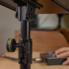 Gravity SP 3102 TM - Supporto flessibile per monitor da studio con morsetto da tavolo
