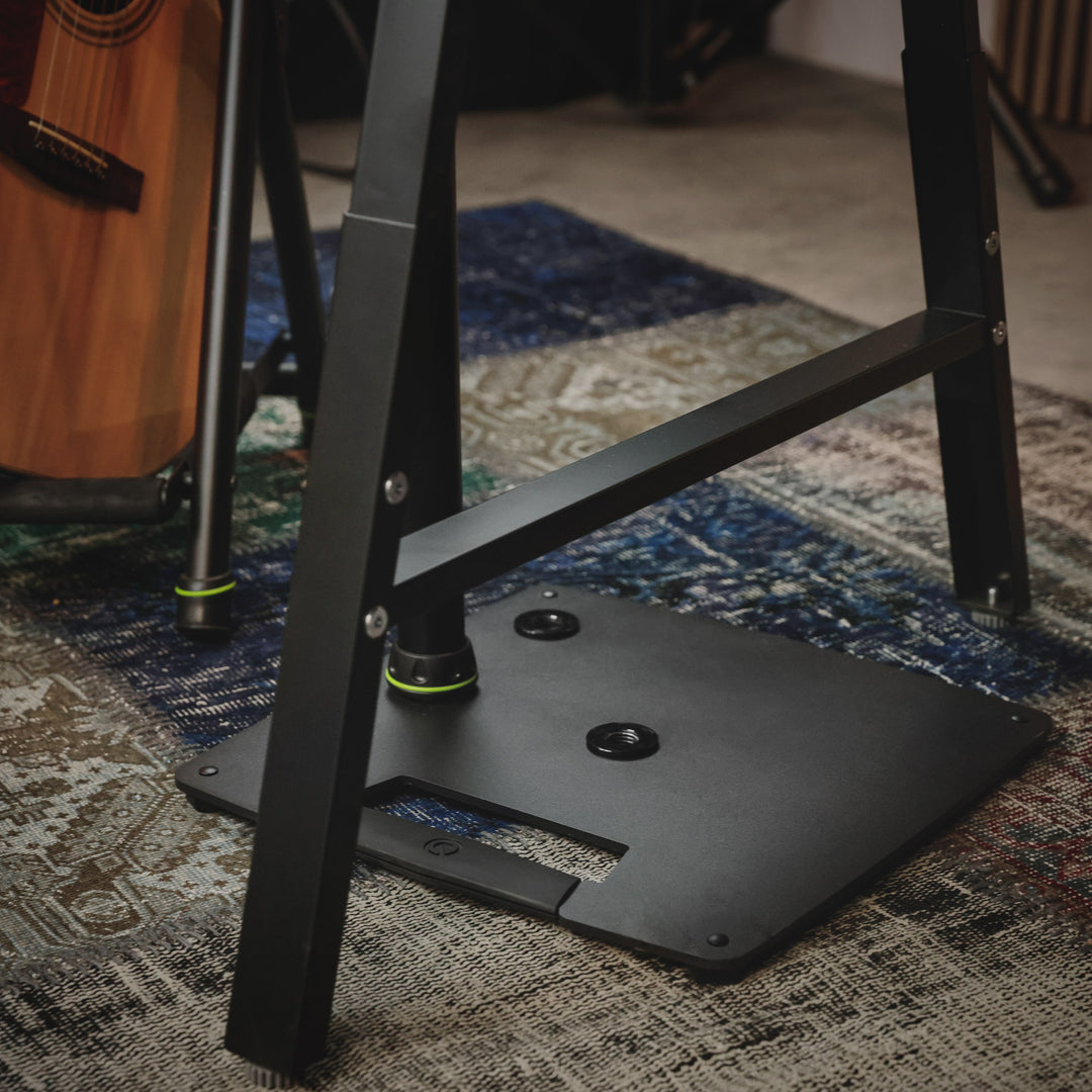 Gravity SP 3202 CS B - Supporto per altoparlante per monitor da studio con base quadrata in acciaio