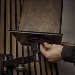Gravity SP WM 1 B - supporto da parete per monitor da studio con possibilità di inclinazione e rotazione