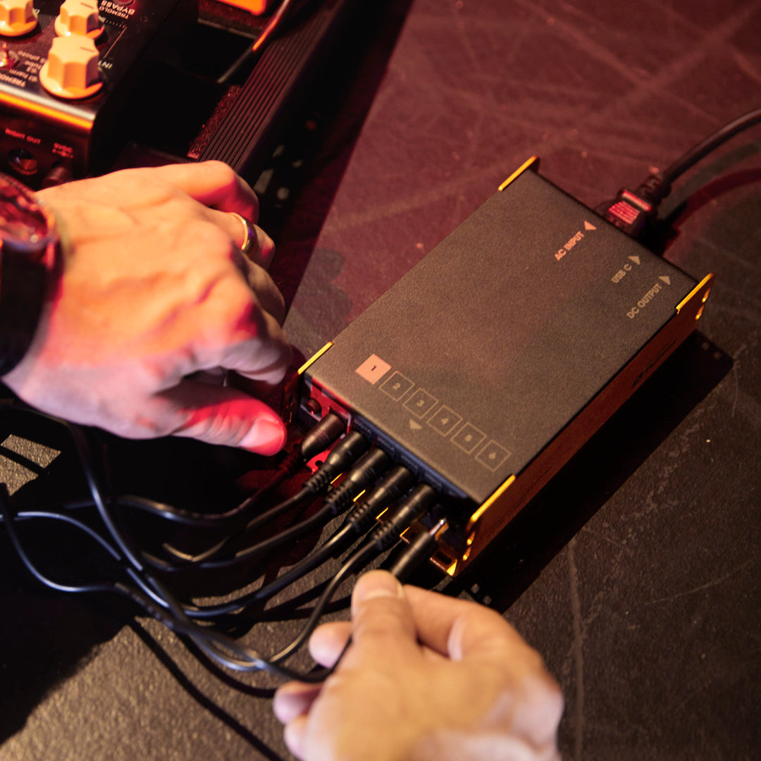 Palmer PWT 06 IEC - Alimentatore universale per pedalboard con USB