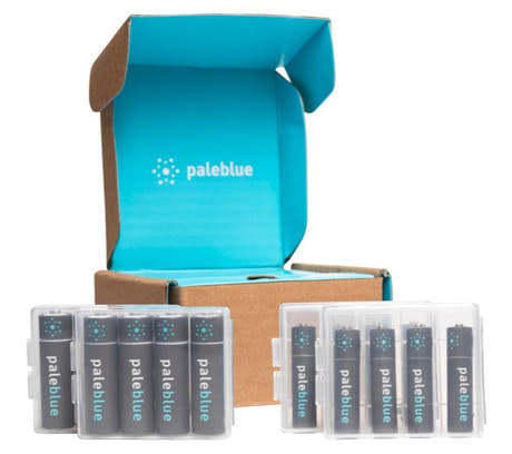 Pale Blue Sustainability Kit 8xAA/8xAAA Include 2 cavi USB-C e custodie per batterie