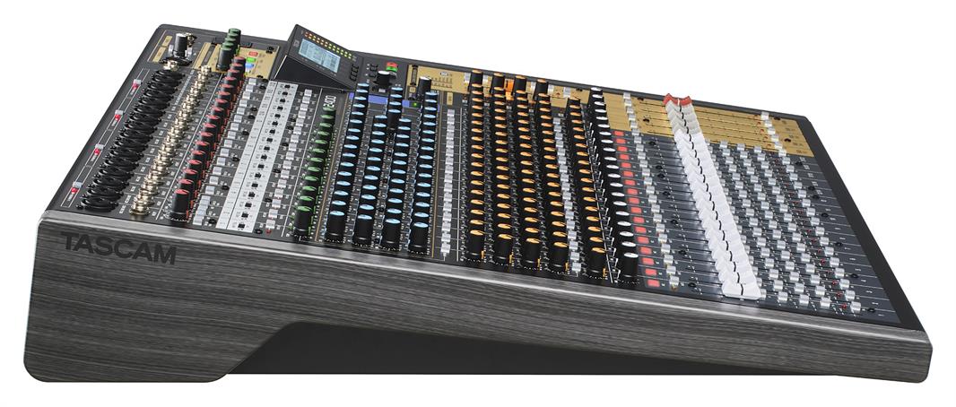 Tascam Model 2400 mixer digitale e registratore digitale a 24 tracce
