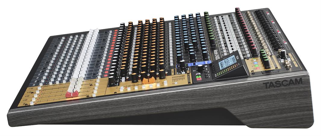 Tascam Model 2400 mixer digitale e registratore digitale a 24 tracce